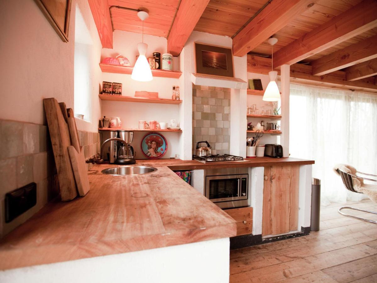 ברחן Fairytale Cottage Nestled Between Forest מראה חיצוני תמונה